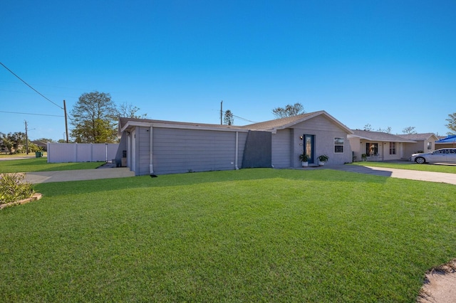 single story home with a front lawn