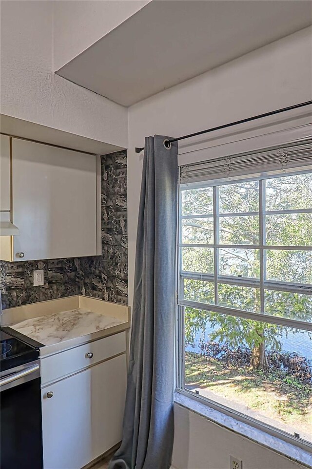 bathroom with backsplash and vanity