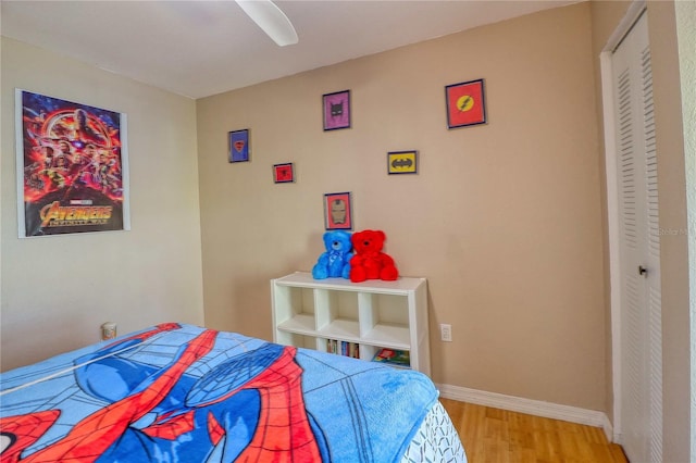 bedroom featuring wood-type flooring, a closet, and ceiling fan