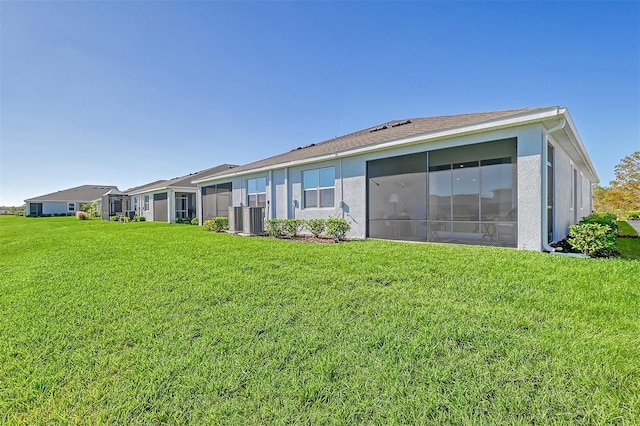 back of house featuring a lawn