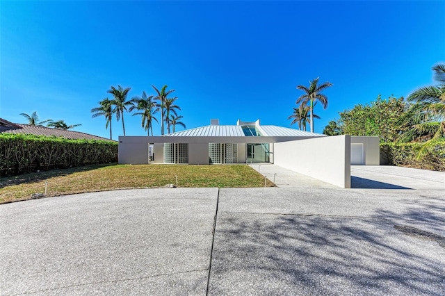 view of front of home featuring a front lawn