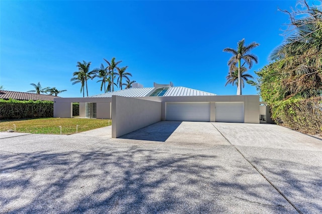 view of front of home featuring a front lawn and a garage