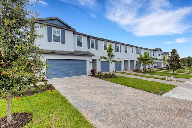 view of front of home featuring a front lawn and a garage