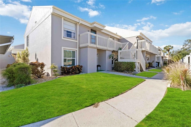 view of front of house featuring a front lawn