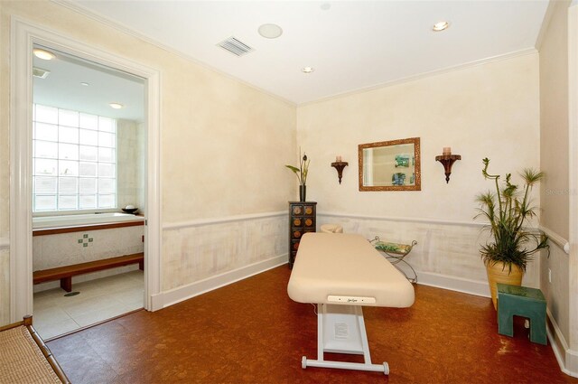 living area with ornamental molding