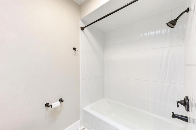 bathroom with tiled shower / bath combo