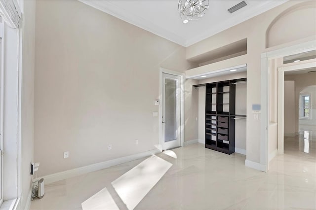 unfurnished room with crown molding and a notable chandelier