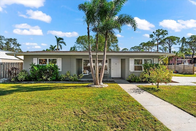 ranch-style home featuring a front lawn