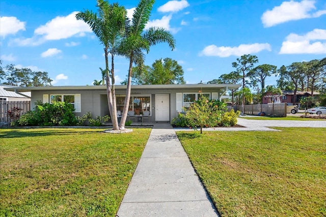 ranch-style house featuring a front yard