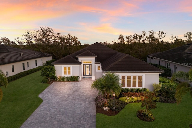 view of front of home featuring a lawn