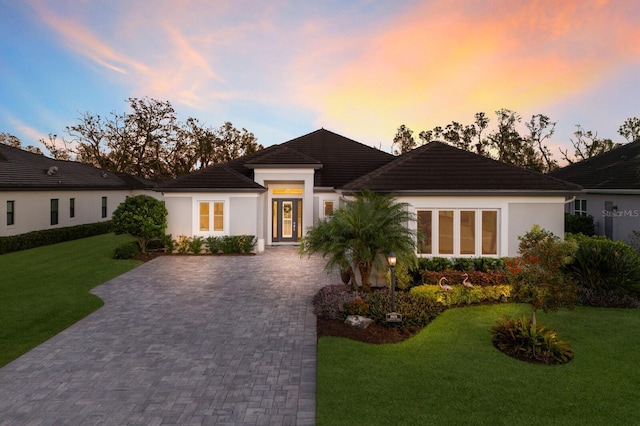 view of front of home featuring a lawn