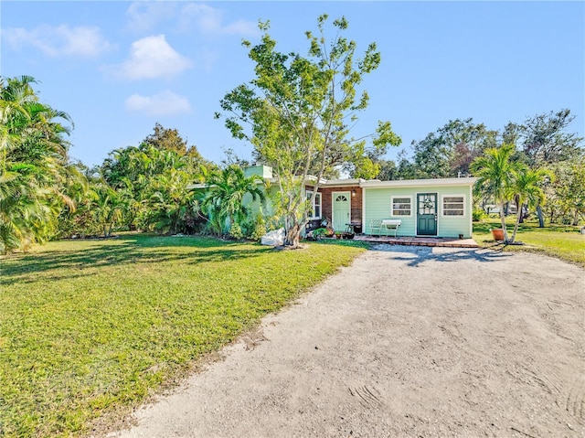 view of front of house featuring driveway and a front lawn