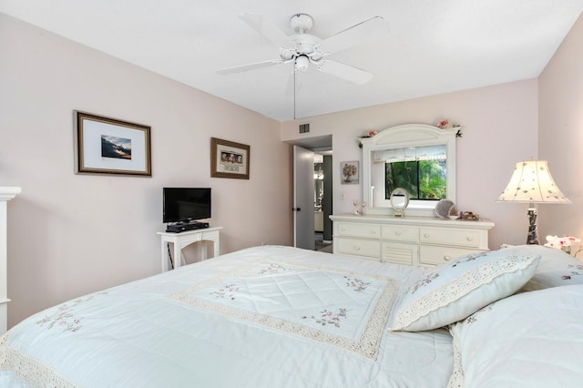 bedroom with ceiling fan