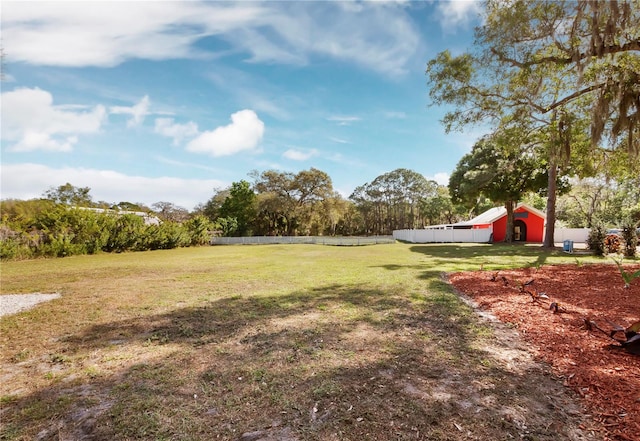 view of yard with an outdoor structure