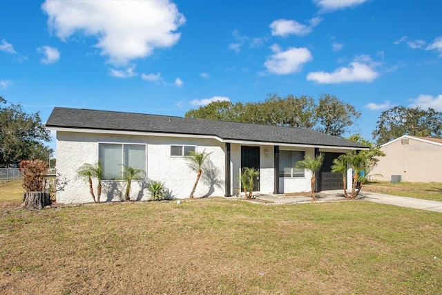 ranch-style home featuring a front lawn