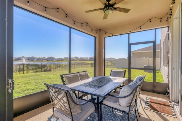 sunroom with ceiling fan