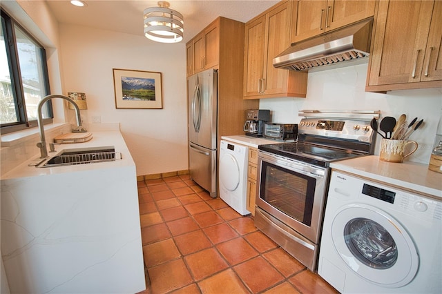 kitchen featuring washer / clothes dryer, sink, a chandelier, and appliances with stainless steel finishes