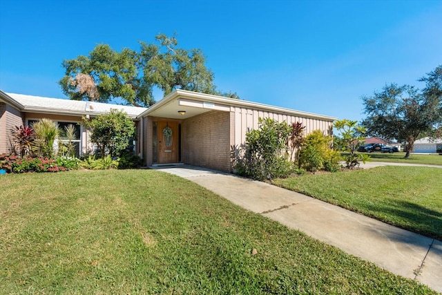 view of front of house featuring a front lawn