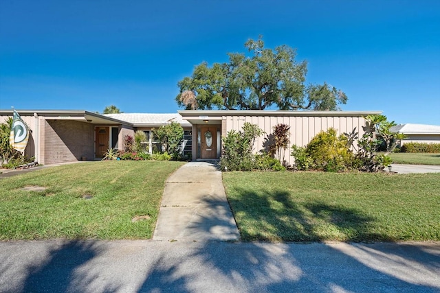 view of front facade with a front yard