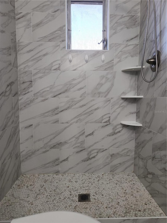 bathroom featuring a tile shower