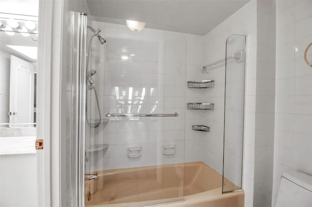 full bathroom with toilet, vanity, and tiled shower / bath