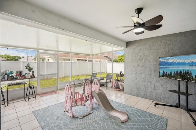 sunroom with ceiling fan