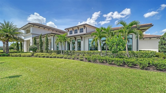 view of front facade featuring a front lawn