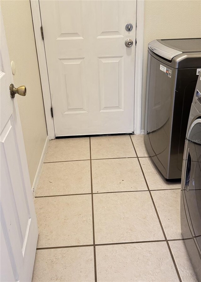 4042 Kingsfield Dr, Parrish, FL 34219 - laundry room featuring independent washer and dryer, light tile patterned flooring, and baseboards