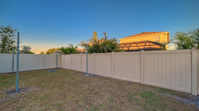 view of yard at dusk