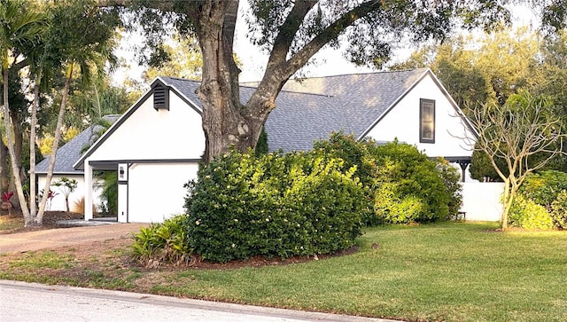 view of front facade featuring a garage and a front yard