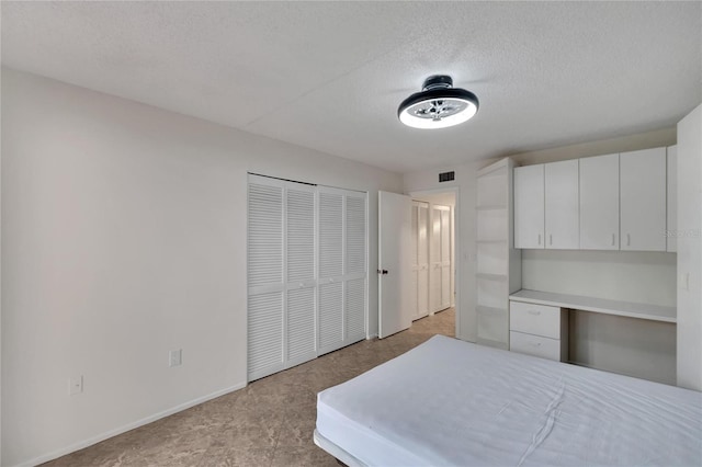 bedroom featuring a textured ceiling and a closet