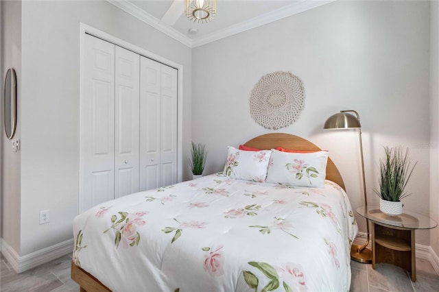 bedroom featuring ceiling fan, light wood-type flooring, crown molding, and a closet