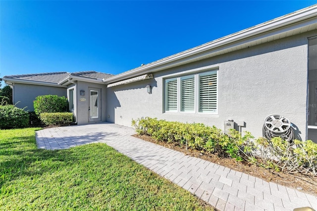 view of front of property featuring a front lawn