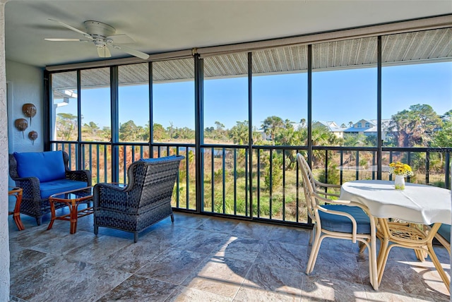 sunroom with ceiling fan