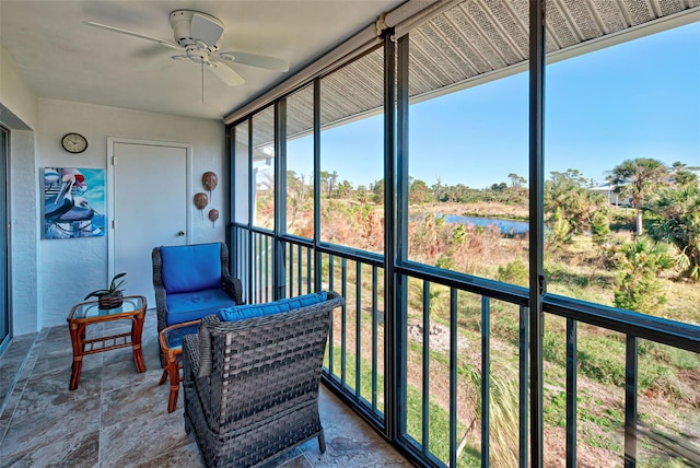 sunroom with ceiling fan