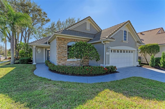 view of front of house featuring a front lawn