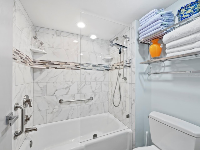 bathroom with tiled shower / bath and toilet