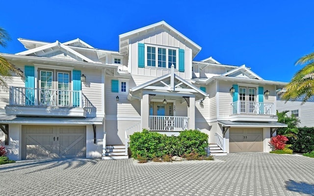 view of front facade featuring a garage