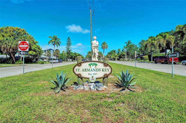 community / neighborhood sign featuring a yard