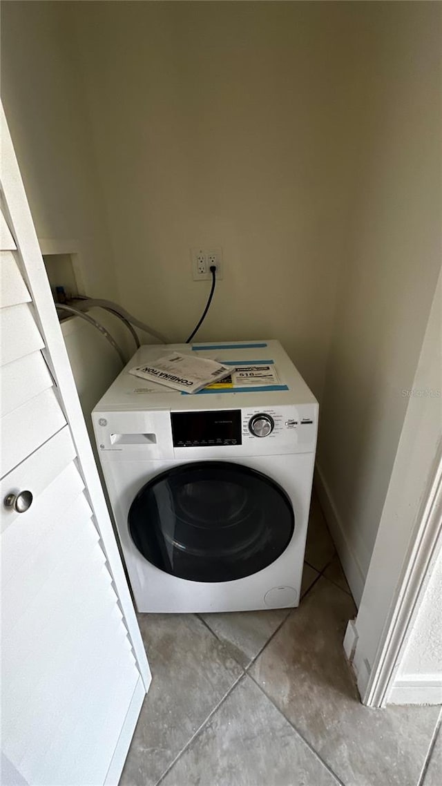 washroom with washer / clothes dryer and light tile patterned flooring