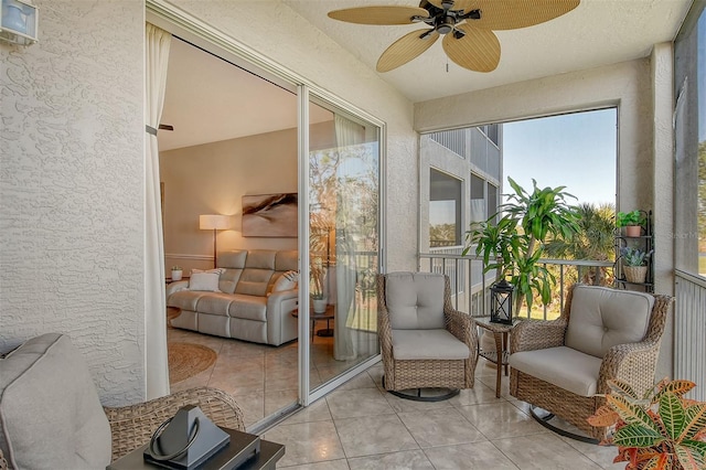 sunroom with ceiling fan