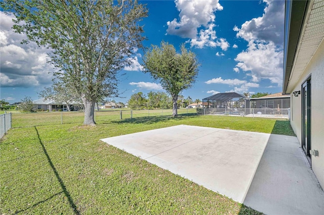 view of yard featuring a patio area