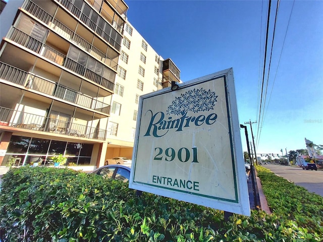 view of community / neighborhood sign