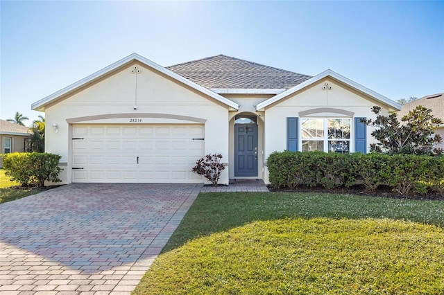 ranch-style home featuring a front lawn