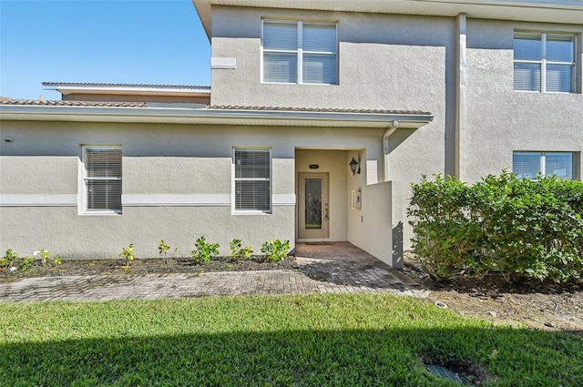 view of front of house featuring a front lawn