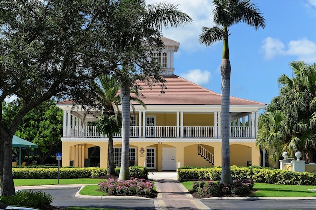 view of front of property featuring a balcony