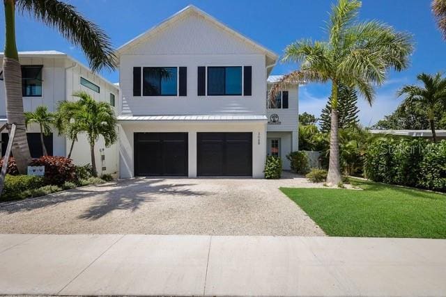 view of front of house featuring a front lawn and a garage