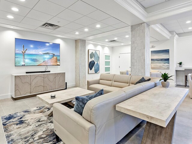 living room featuring recessed lighting, a drop ceiling, baseboards, and visible vents