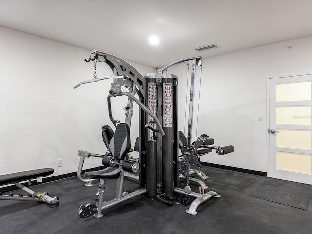 workout room with visible vents and baseboards