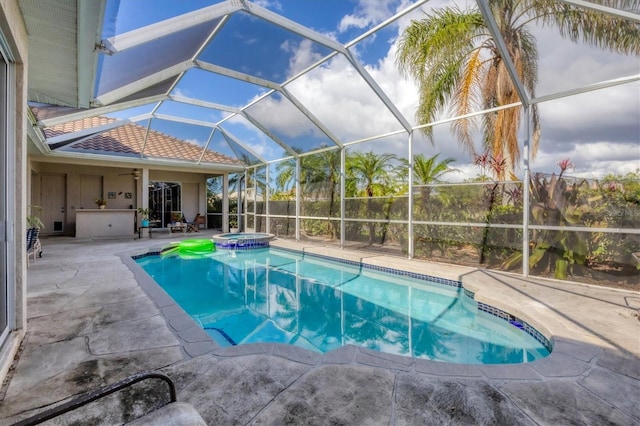 view of swimming pool with a lanai, ceiling fan, a patio, and an in ground hot tub